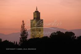 Image du Maroc Professionnelle de  Le jour se lève sur l'ancien minaret de la Koutoubia, érigé en pierre de taille, son édification fut décidée en 1158 par le sultan Almohade Abdel Moumen aussitôt après sa conquête de Marrakech. Devenu l'emblème de la ville touristique du Maroc, ce vieux minaret nécessite une restauration car il est incliné de quelques degré et risque de s'écrouler si rien n'est fait, photographié le Vendredi 19 Décembre 1986. (Photo / Abdeljalil Bounhar) 